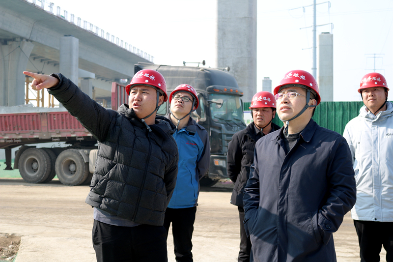 公司黨委書記、董事長(zhǎng)錢申春到繁華大道橋項(xiàng)目節(jié)日慰問 (2)